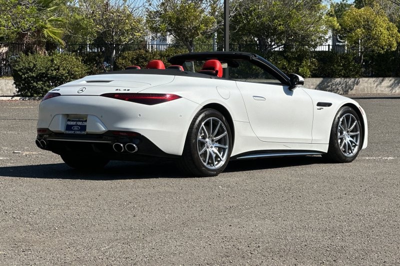 Mercedes-Benz SL-Class Vehicle Full-screen Gallery Image 03