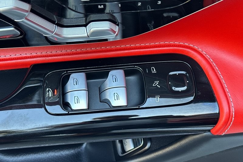Mercedes-Benz SL-Class Vehicle Full-screen Gallery Image 12