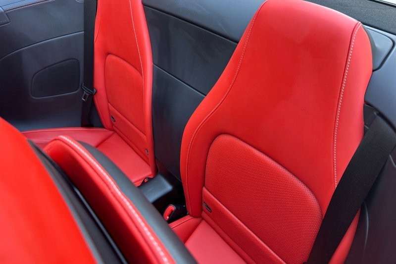 Mercedes-Benz SL-Class Vehicle Full-screen Gallery Image 14
