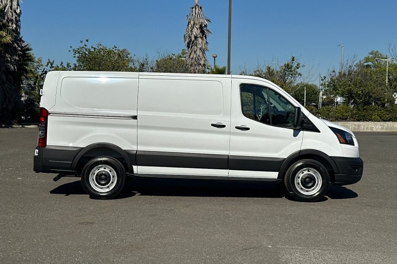Ford Transit-150 Vehicle Full-screen Gallery Image 02
