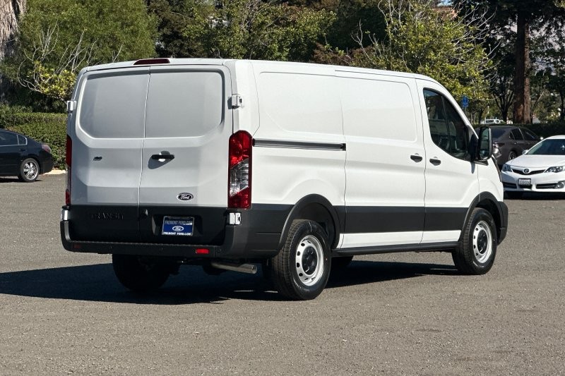 Ford Transit-150 Vehicle Full-screen Gallery Image 03