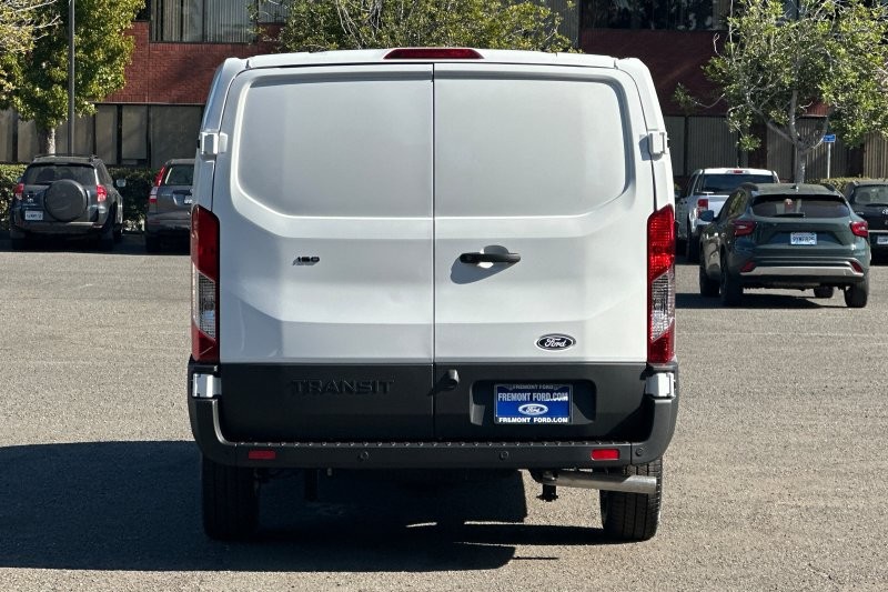 Ford Transit-150 Vehicle Full-screen Gallery Image 04