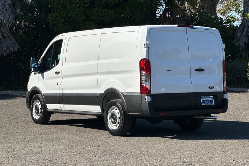 Ford Transit-150 Vehicle Full-screen Gallery Image 05