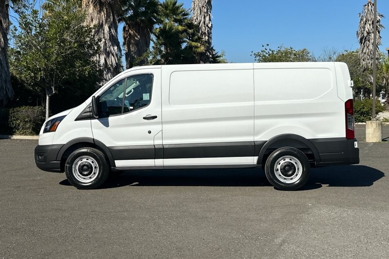 Ford Transit-150 Vehicle Full-screen Gallery Image 06