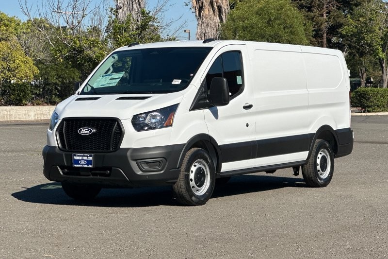 Ford Transit-150 Vehicle Full-screen Gallery Image 07