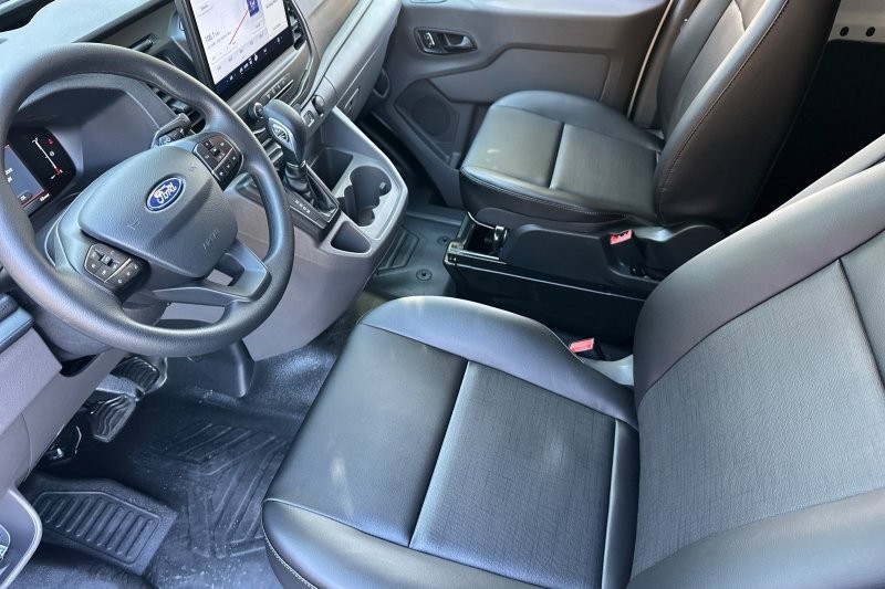 Ford Transit-150 Vehicle Full-screen Gallery Image 09