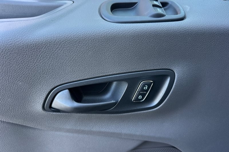 Ford Transit-150 Vehicle Full-screen Gallery Image 10