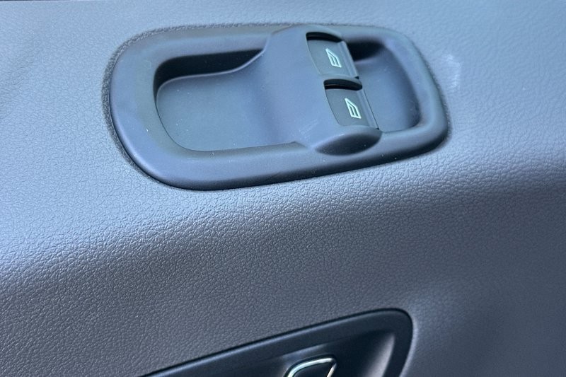 Ford Transit-150 Vehicle Full-screen Gallery Image 11