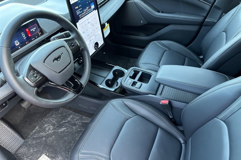 Ford Mustang Mach-E Vehicle Full-screen Gallery Image 09