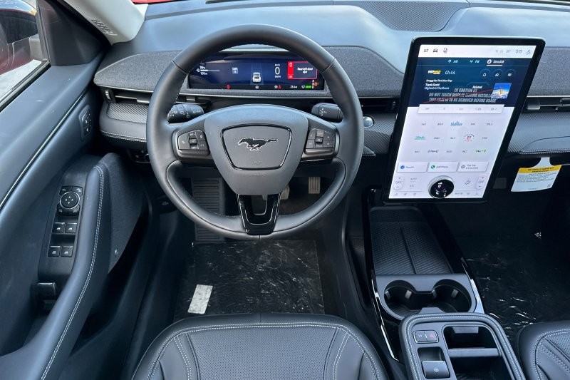 Ford Mustang Mach-E Vehicle Full-screen Gallery Image 15