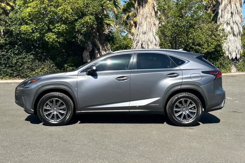 Lexus NX Vehicle Full-screen Gallery Image 07