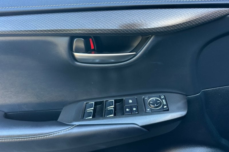 Lexus NX Vehicle Full-screen Gallery Image 11