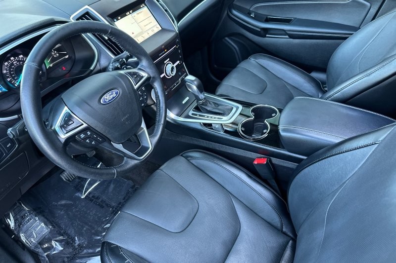 Ford Edge Vehicle Full-screen Gallery Image 10