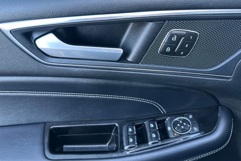 Ford Edge Vehicle Full-screen Gallery Image 11