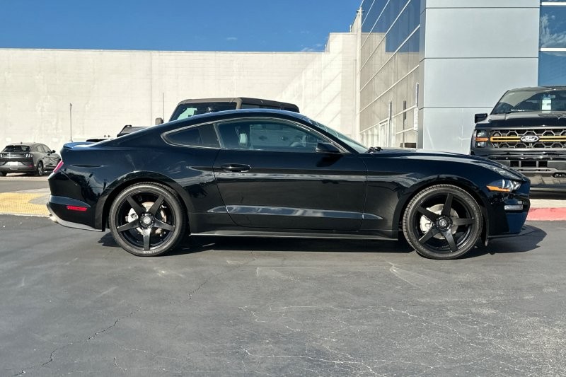 Ford Mustang Vehicle Full-screen Gallery Image 02
