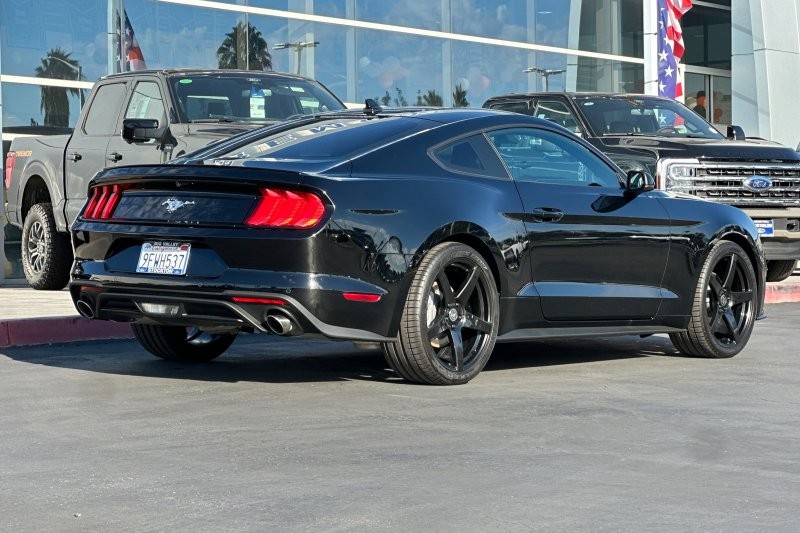 Ford Mustang Vehicle Full-screen Gallery Image 03
