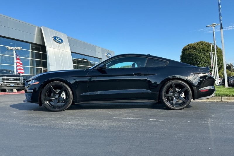 Ford Mustang Vehicle Full-screen Gallery Image 05