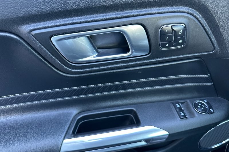 Ford Mustang Vehicle Full-screen Gallery Image 10