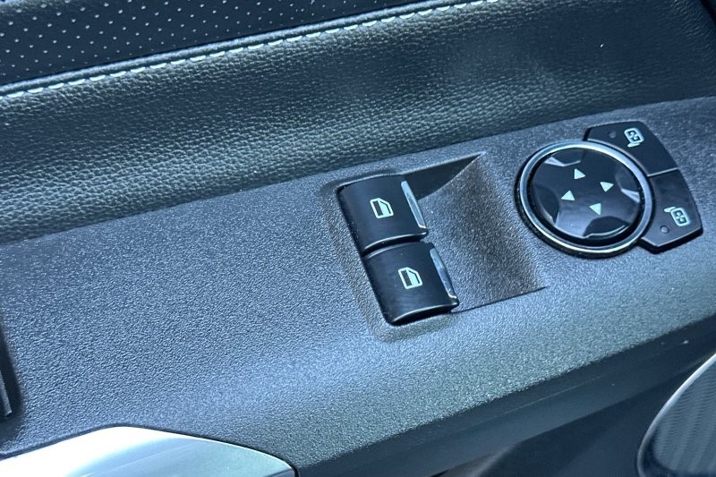 Ford Mustang Vehicle Full-screen Gallery Image 11