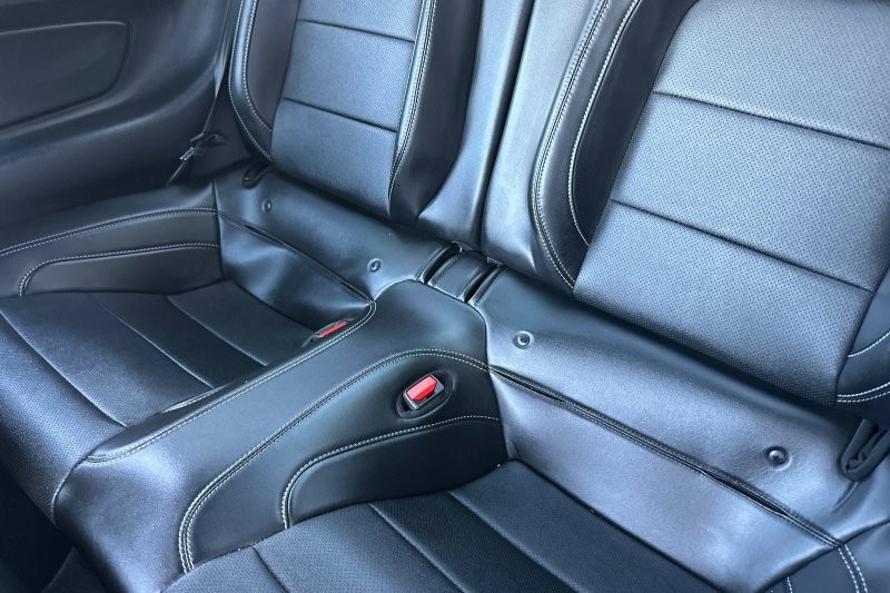 Ford Mustang Vehicle Full-screen Gallery Image 13