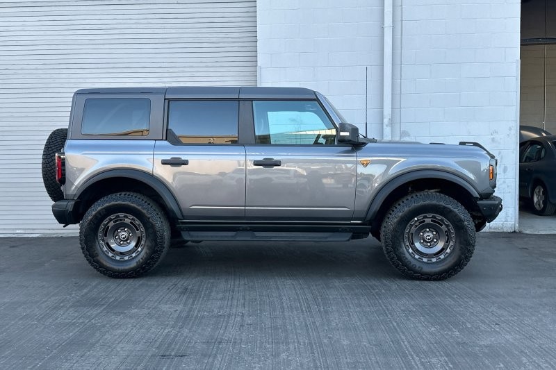 Ford Bronco Vehicle Full-screen Gallery Image 02