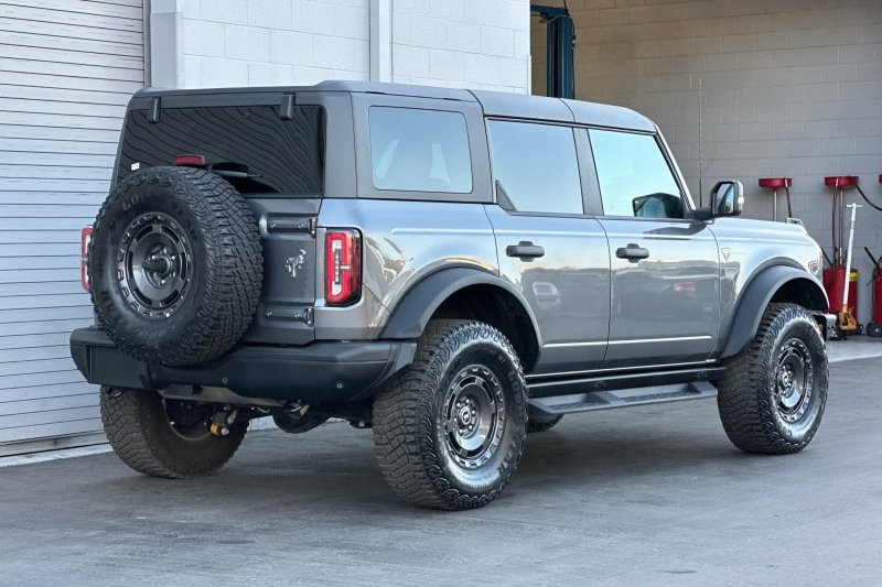 Ford Bronco Vehicle Full-screen Gallery Image 03