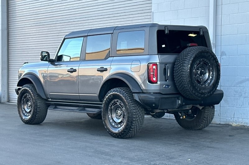 Ford Bronco Vehicle Full-screen Gallery Image 05