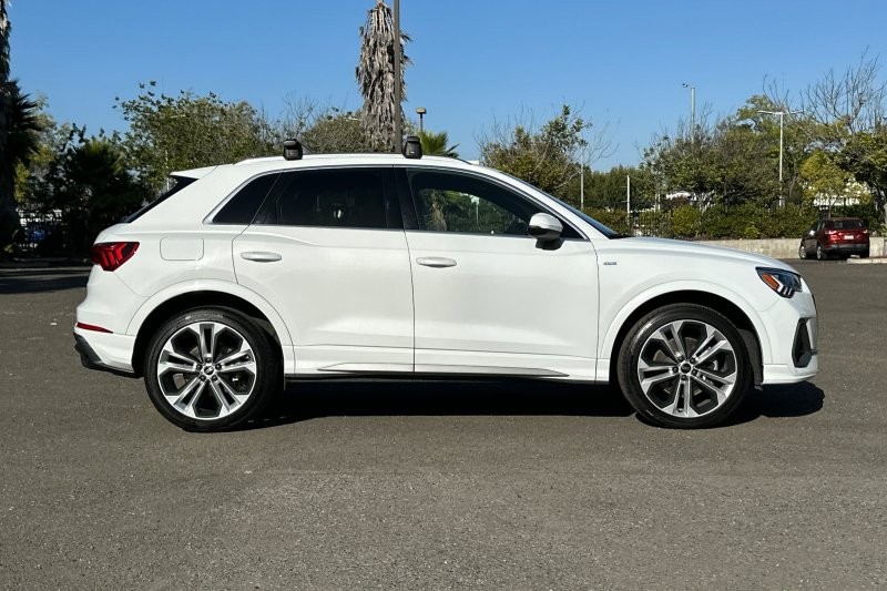 Audi Q3 Vehicle Full-screen Gallery Image 02