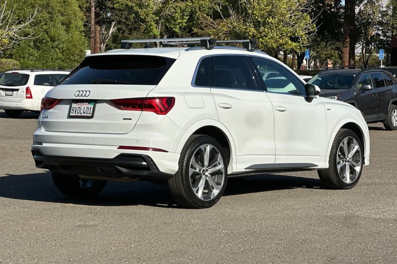 Audi Q3 Vehicle Full-screen Gallery Image 03