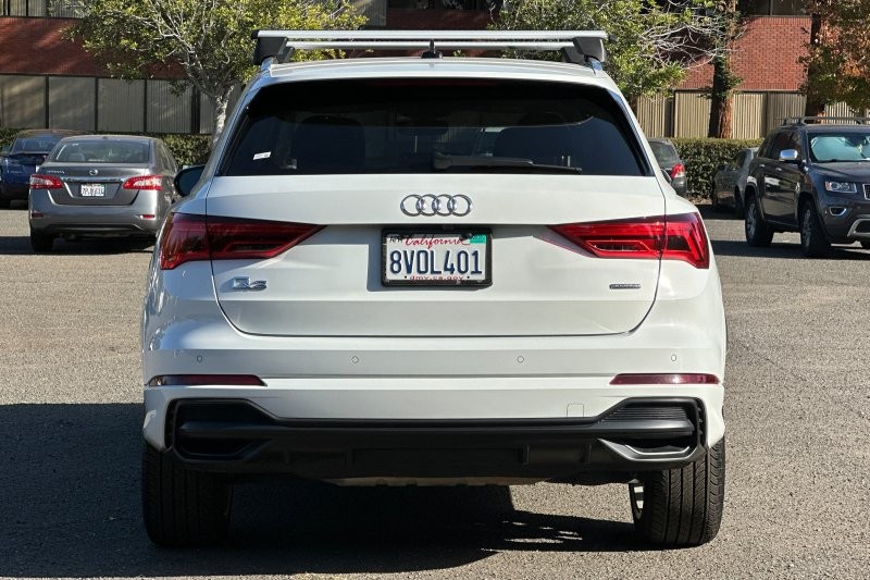 Audi Q3 Vehicle Full-screen Gallery Image 04