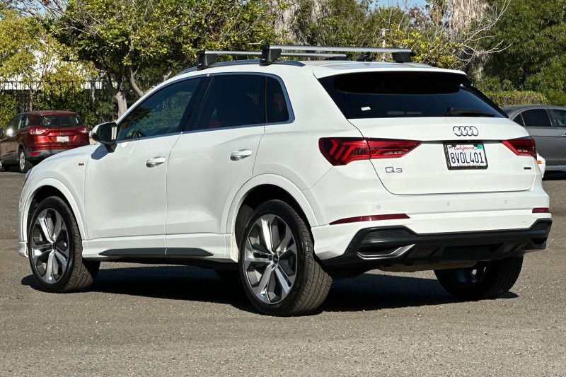 Audi Q3 Vehicle Full-screen Gallery Image 05