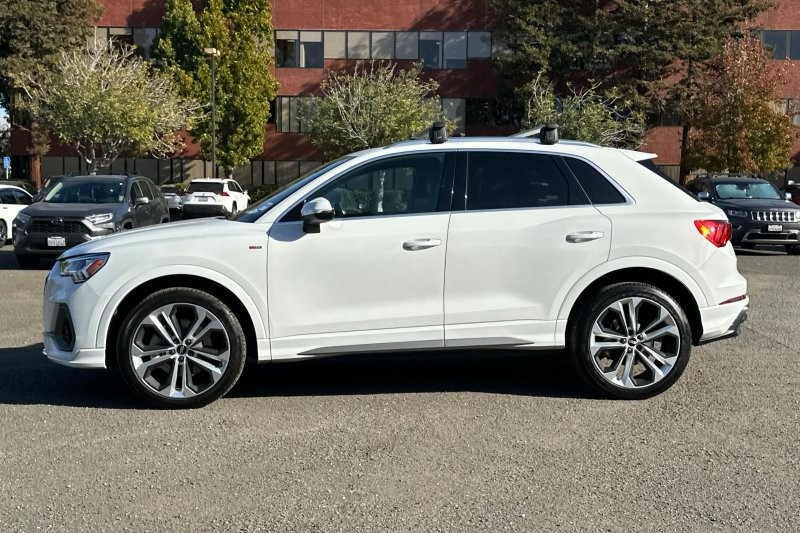 Audi Q3 Vehicle Full-screen Gallery Image 07