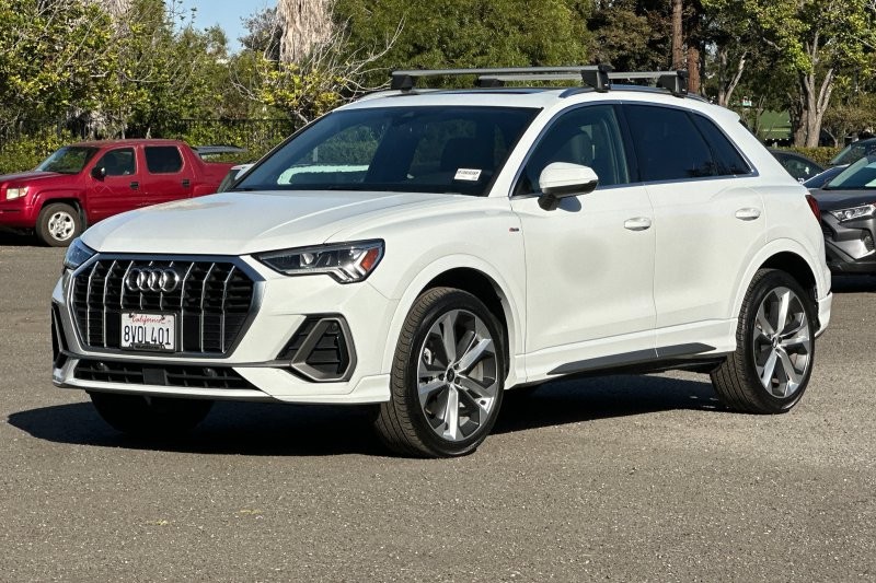 Audi Q3 Vehicle Full-screen Gallery Image 08