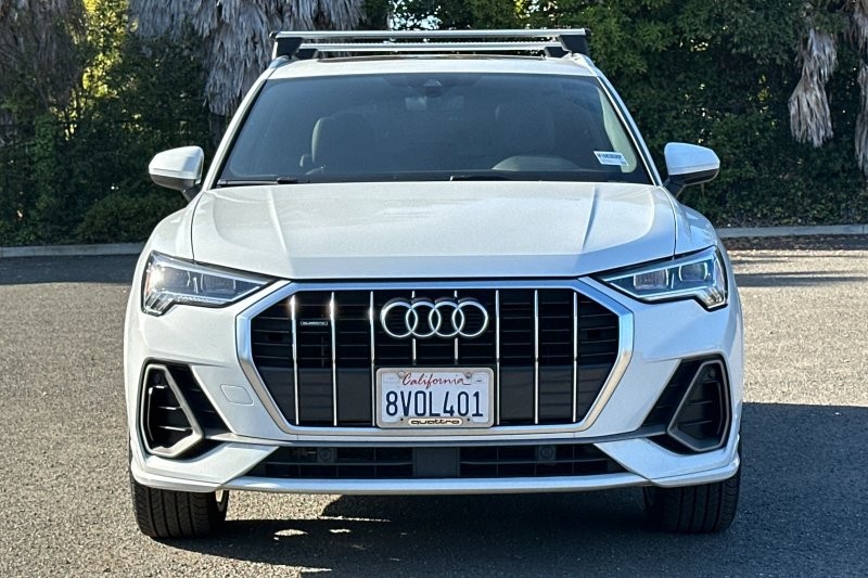 Audi Q3 Vehicle Full-screen Gallery Image 09