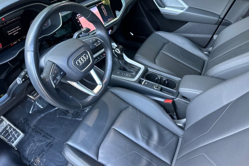 Audi Q3 Vehicle Full-screen Gallery Image 10