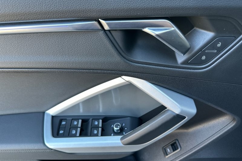 Audi Q3 Vehicle Full-screen Gallery Image 11
