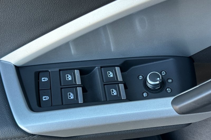 Audi Q3 Vehicle Full-screen Gallery Image 12