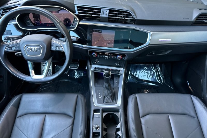 Audi Q3 Vehicle Full-screen Gallery Image 15
