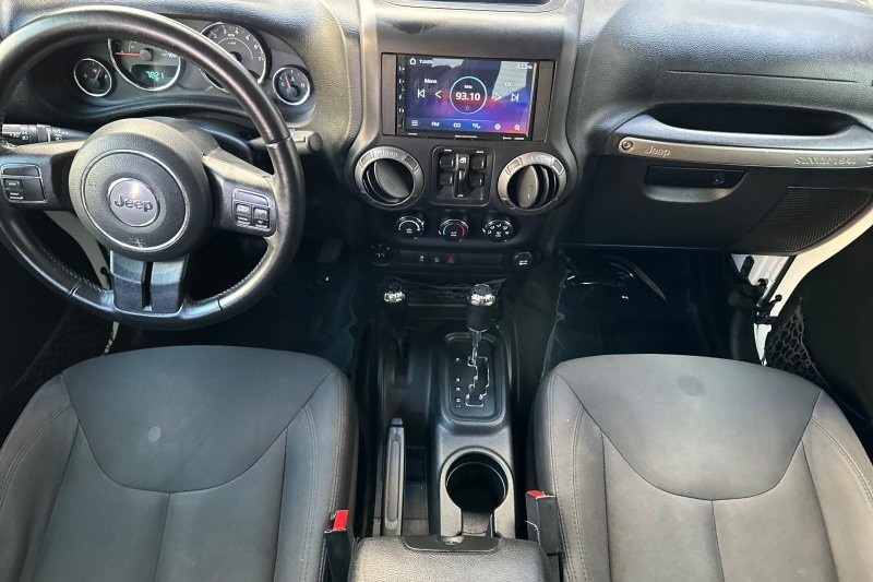 Jeep Wrangler JK Vehicle Full-screen Gallery Image 14