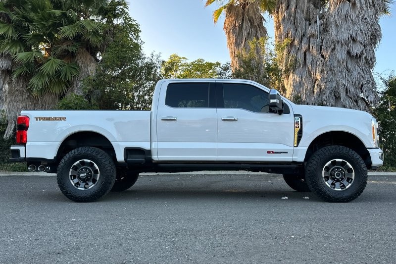 Ford F-250SD Vehicle Full-screen Gallery Image 02
