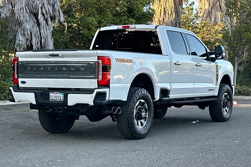 Ford F-250SD Vehicle Full-screen Gallery Image 03