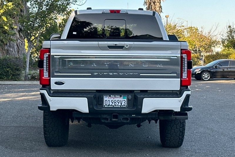 Ford F-250SD Vehicle Full-screen Gallery Image 04