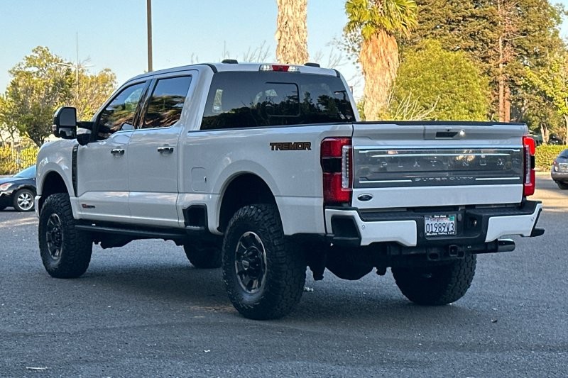 Ford F-250SD Vehicle Full-screen Gallery Image 05