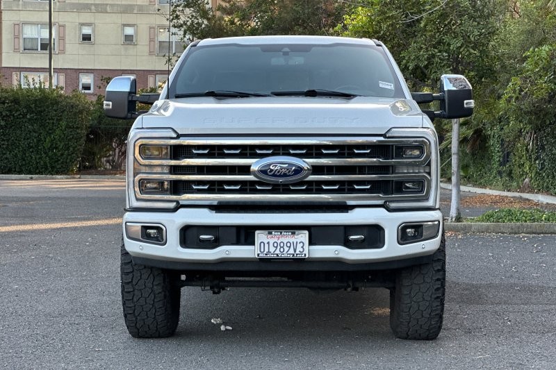 Ford F-250SD Vehicle Full-screen Gallery Image 09