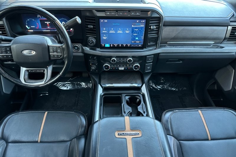 Ford F-250SD Vehicle Full-screen Gallery Image 15