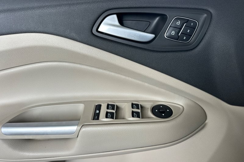 Ford Escape Vehicle Full-screen Gallery Image 11