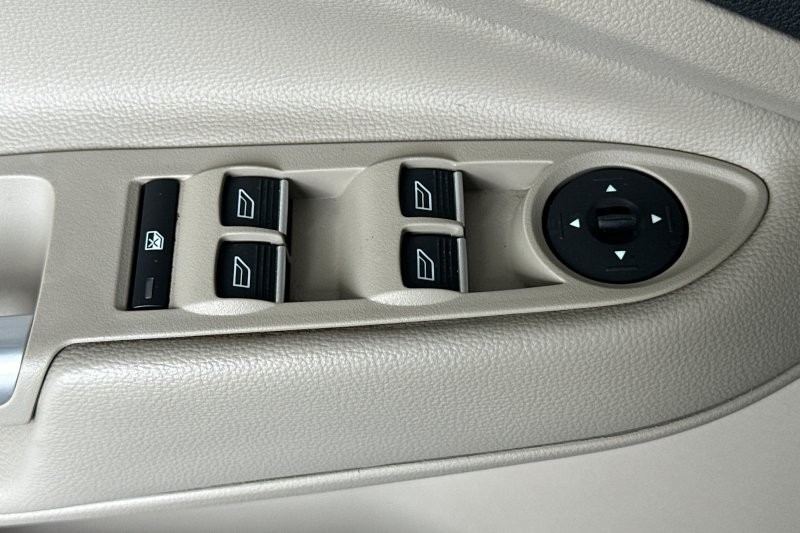 Ford Escape Vehicle Full-screen Gallery Image 12