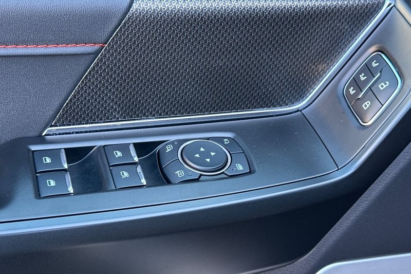 Ford F-150 Vehicle Full-screen Gallery Image 12