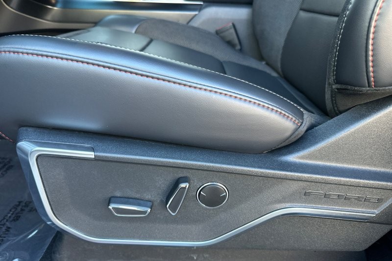 Ford F-150 Vehicle Full-screen Gallery Image 13