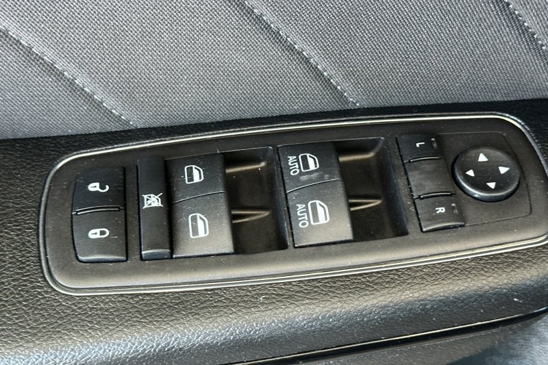 Dodge Charger Vehicle Full-screen Gallery Image 12